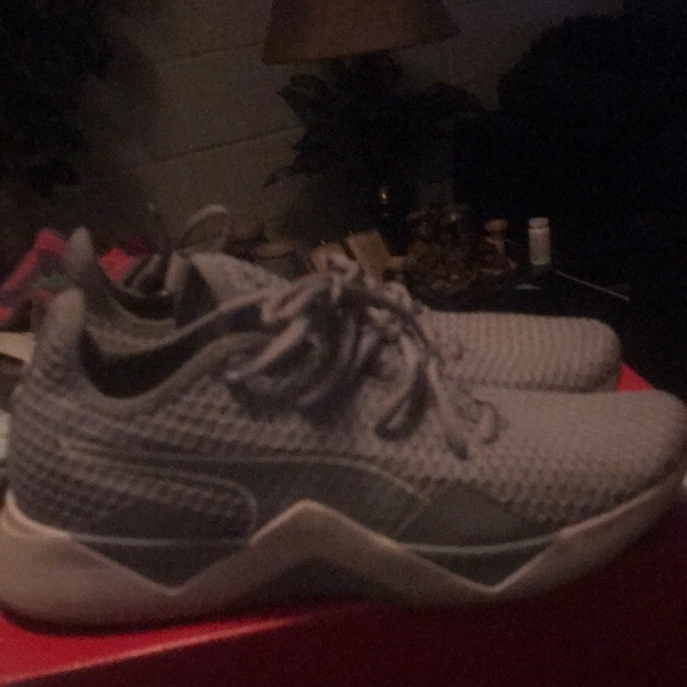 Gray PUMA shoes size 9..EUC..see photos for further description..